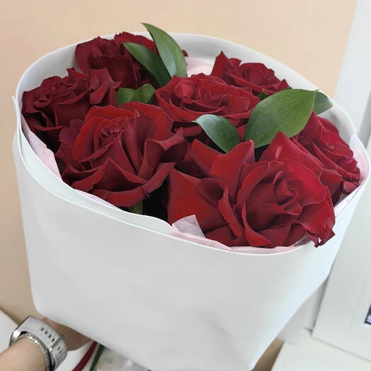 Нежный букет из красных французских роз