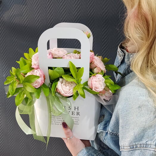 Кустовые розочки с тропической зеленью в сумочке Fresh flower