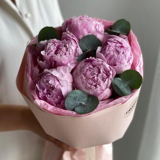 Букет из 5 розовых пионов с эвкалиптом PEONY121