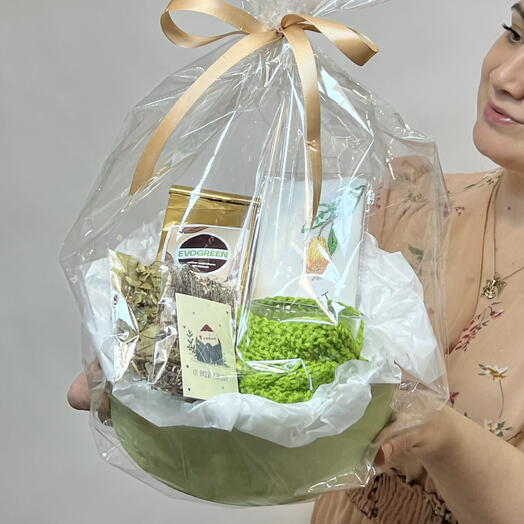 Чайный набор в зеленой круглой коробке с чаем, конфетами Бушерон, кружкой с декором и открыточкой