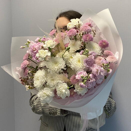 Розовый микс🩷 Букет из хризантем, ваксфлауэра, маттиол, диантусов💕