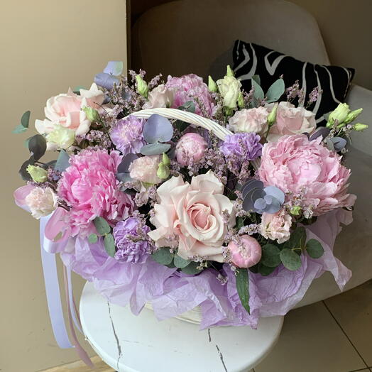 Композиция «Лиловый рассвет» с пионами и французскими розами💜