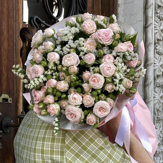 Soft pink clouds, букет со статицей и пыльно-розовыми кустовыми розами