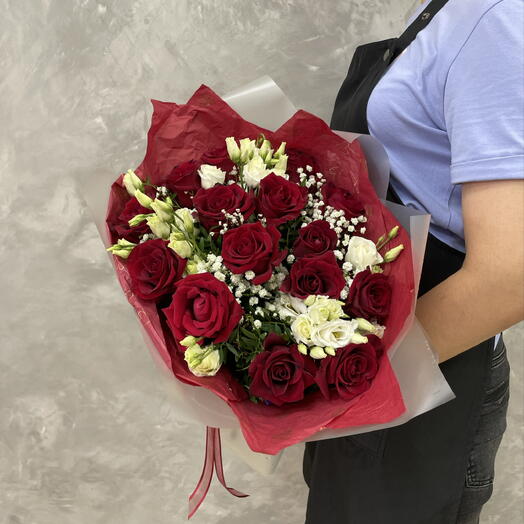 Букет с бордовыми розами, лизиантусом и гипсофилой