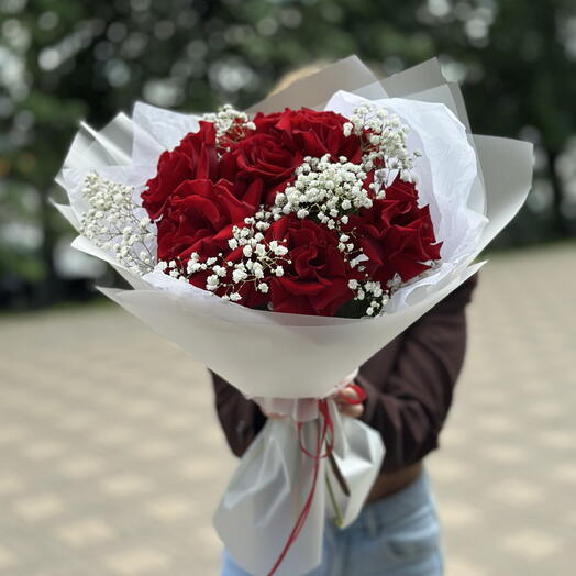 Букет из роз и гипсофилы