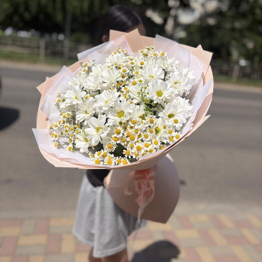 Букет из белых кустовых хризантем и ромашек ( танацетум )