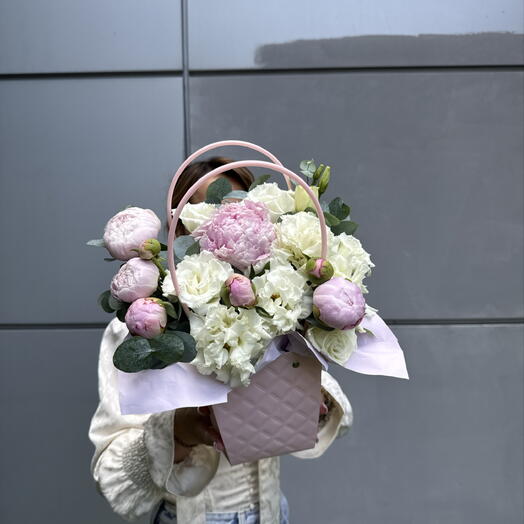 Нежная композиция из пион Сара Бернара и кучерявых эустом 🌸🌸🩷