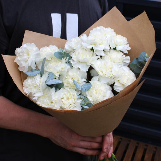 Monobucket of 15 white carnations with eucalyptus