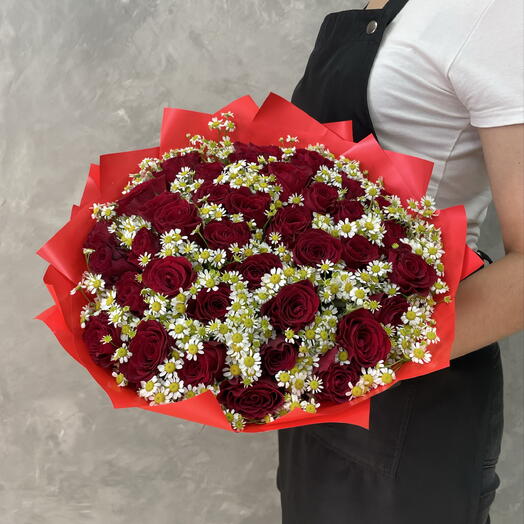 Букет из ромашек и бордовых роз