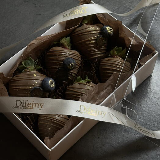 Клубника в шоколаде 6 штук «Голубика»