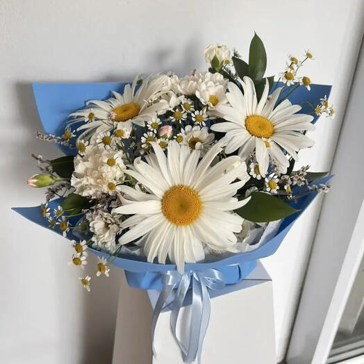 Композиция из ромашек, танацетума, сантини, рускуса