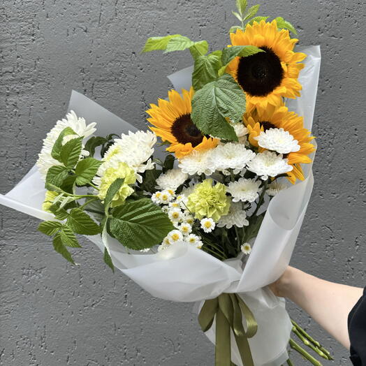 Букет из хризантем и подсолнухов