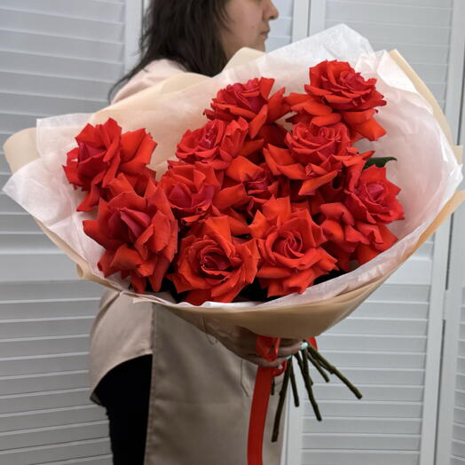 Подарок + Яркий моно букет с французскими розами 11 шт + подарок от Vivienne Sabo — румяна MACARON