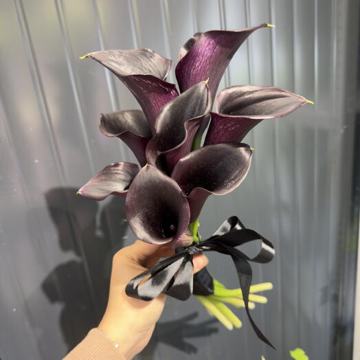 Траурный букет из черных калл каскадом 8 шт
