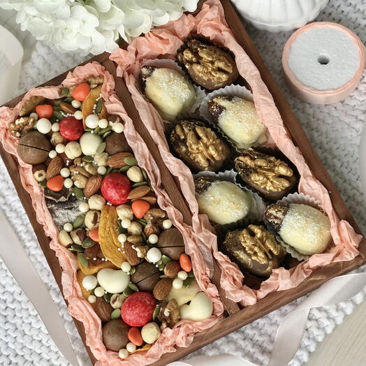 Ящик с сухофруктами и финиками в шоколаде
