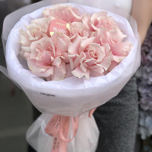 🌸🌸🌸Букет цветов из роз сорта Pink mondial + подарок от Vivienne Sabo — румяна MACARON