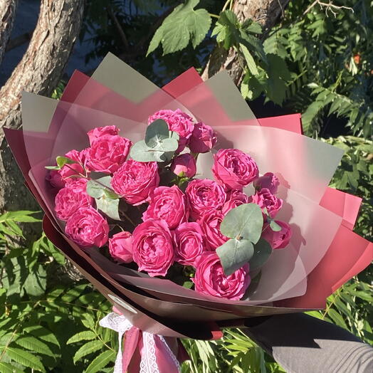 Монобукет из пионовидной розы Misty Bubbles с эвкалиптом