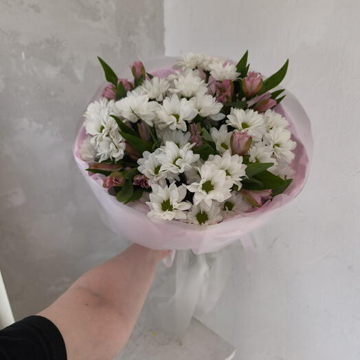 Букет хризантем с альстромериями
