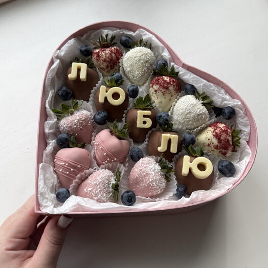 Сердце с Клубникой в шоколаде «Люблю»