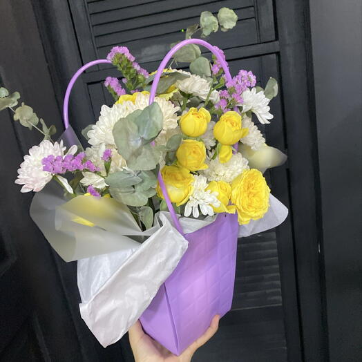 Сборный букет из лимониум, Роза кустовая, хризантема и эвкалипт