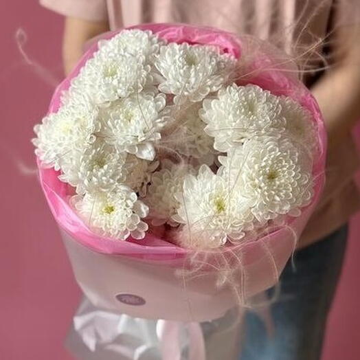 Букет из 3 белых кустовых хризантем со стифой