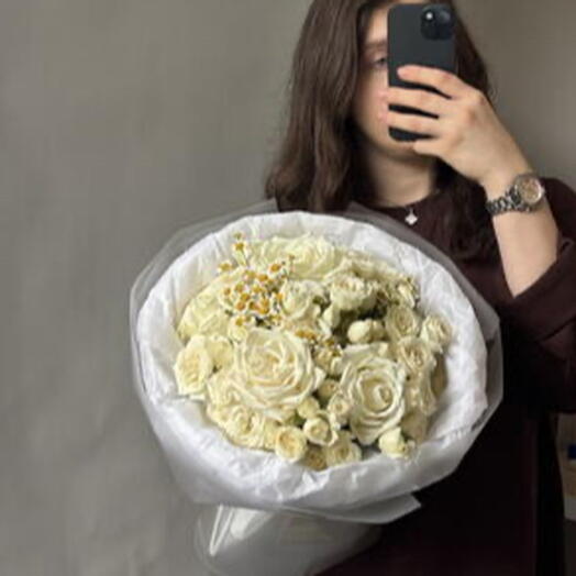 Букет с белой розой и ромашкой