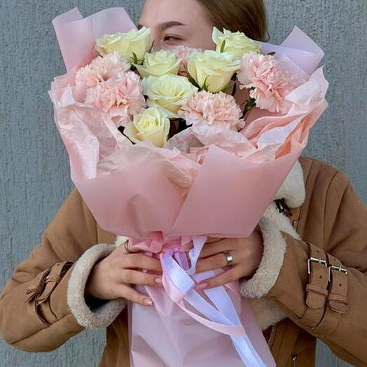 Сборный букет с розами и диантусами