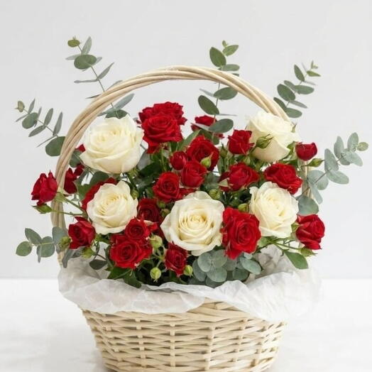 Корзина из роз эвкалипта