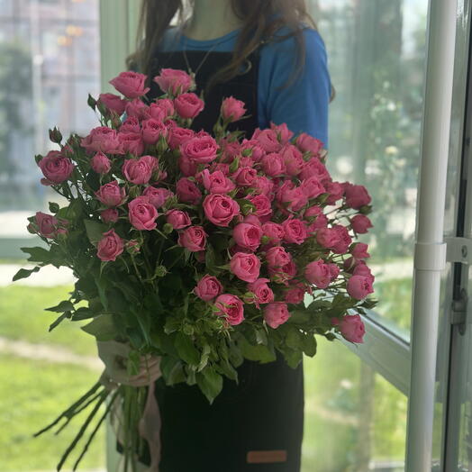 11 малиновых роз под ленту