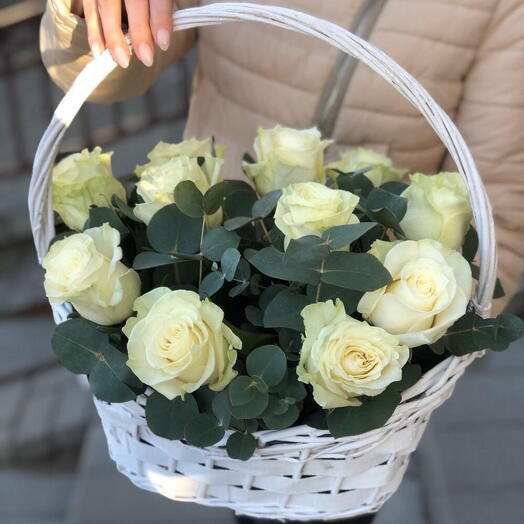 11 белых роз в корзине
