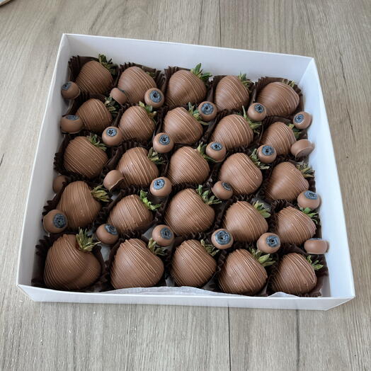 Клубника 25 с голубиками