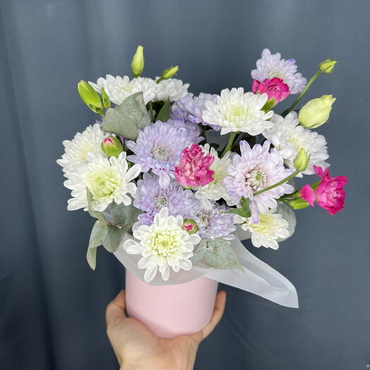 Композиция из хризантем и кустовой гвоздики