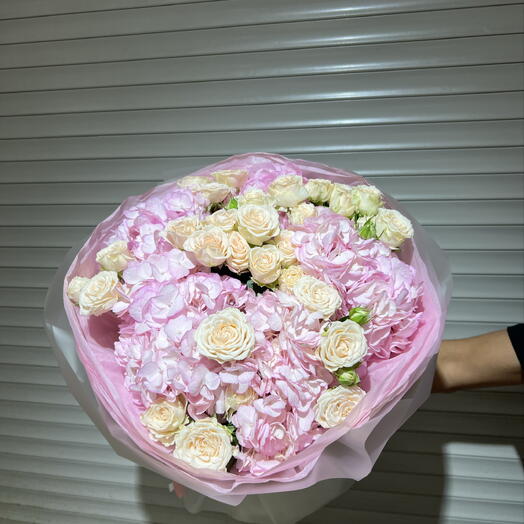 Нежный букет кустовыми розами