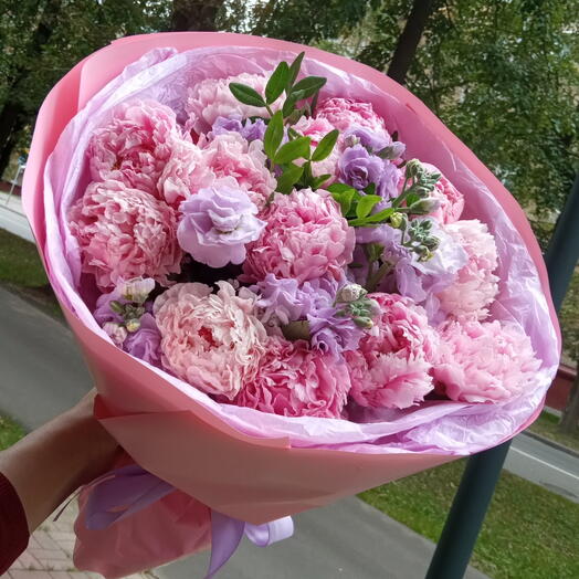 Букет из пионов и маттиолы 🌸