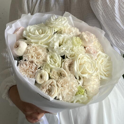 Букет нежный с белыми розами, пионовидными кустовыми и Диантусами