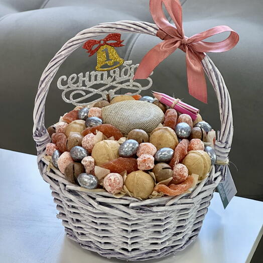 Корзина с сухофруктами и орехами