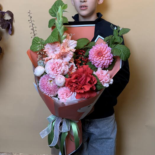 Яркий осенний букет с георгином, гладиолусом и калиной