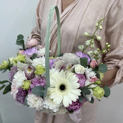 Композиция в корзине , цветочный микс в нежных оттенках