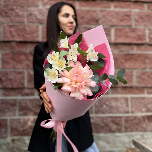 Букет «Анатомия» из нежных альстромерий и французской розой 🌸🎀