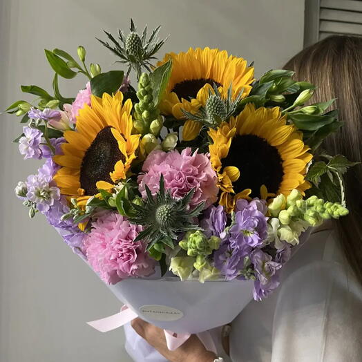 Подсолнухи, Антирринум, Эрингиум, Маттиола, Альстромерия, Диантусы и веточка малины, в букете «Летний дофамин»