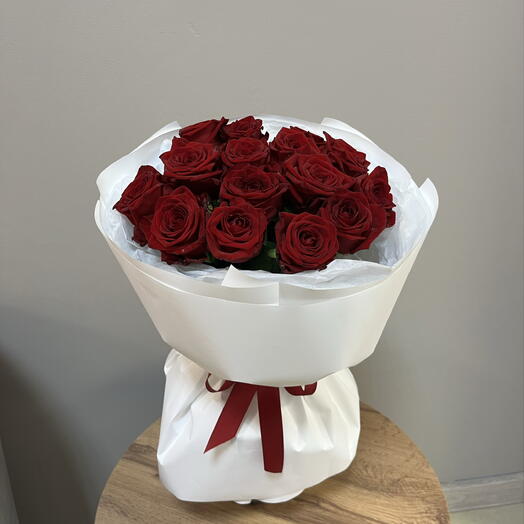 Красные розы 15 штук