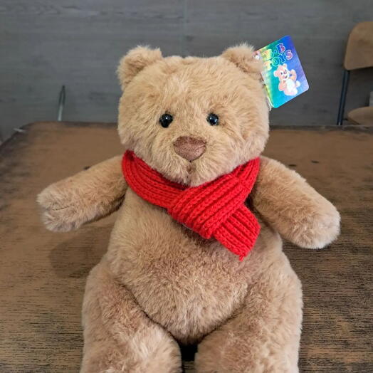 🧸 Плюшевый мишка с красным шарфом — уют, который хочется обнять! 💛