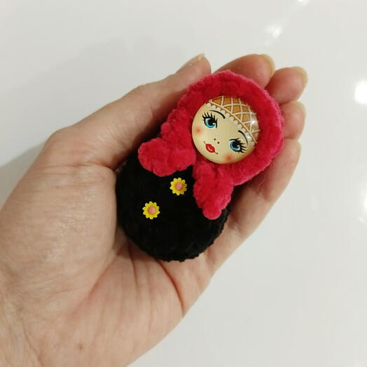 Игрушка брелок матрёшка вязаная