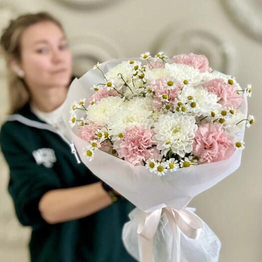 Букет из 5 шт. Розовых диантусов (гвоздик) , белых кустовых хризантем 3 шт. Матрикарии ( ромашка камилла, танацетум) 3 шт