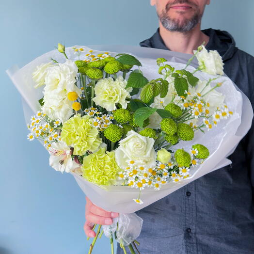 Букет из белых хризантем и зелёной гвоздики «Свежесть утра» 🌼 41712