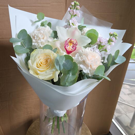 Букет из гортензии,  орхидеи,  маттиолы,  пионовидной розы,  диантуса,  эвкалипта