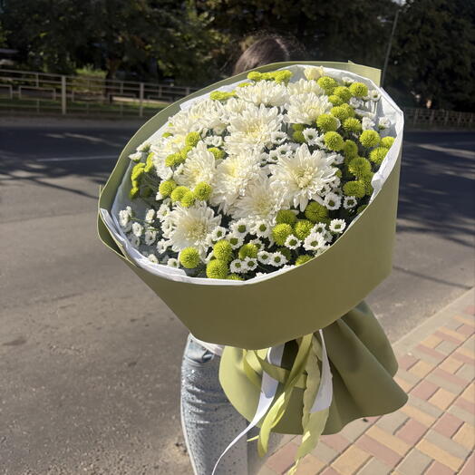 Букет из хризантем в шикарной упаковке хаки