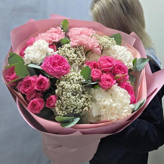 Букет из эвкалипта,  озатомнуса, кустовой розы,  гортензии,  диантусов