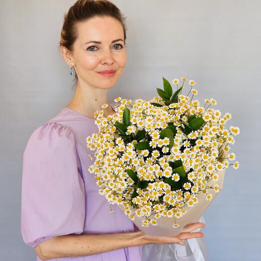 Готовый воздушный букет ромашки и рускус
