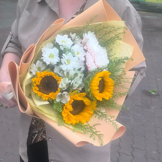 Букет с подсолнухами и хризантемой